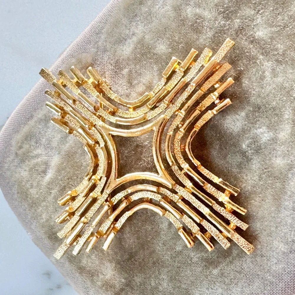 Crown Trifari Gold Tone Abstract Starburst Brooch‎ Pin Textured Maltese Cross